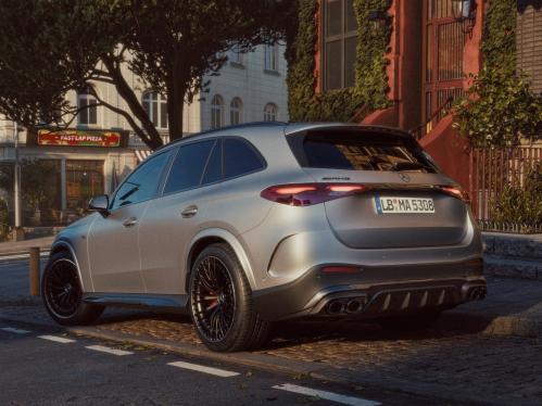 Seitliche Heckansicht des Mercedes-AMG GLC 53 4MATIC+ SUV