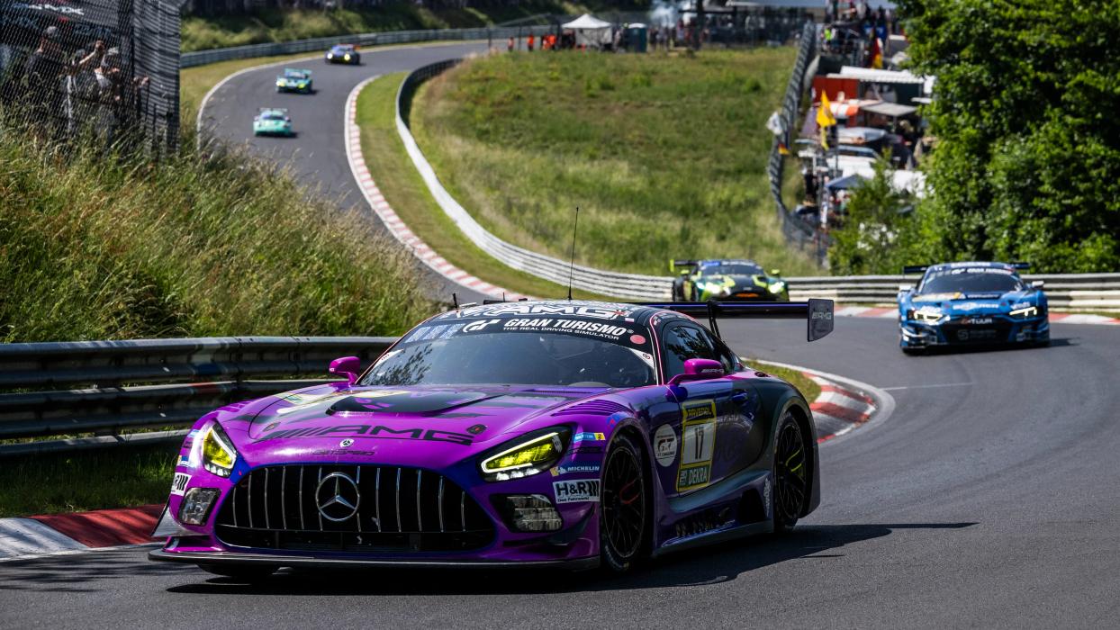 Mercedes-AMG GT bei der Kurvenfahrt am Nürburgring 2025
