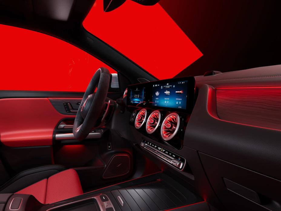 Cockpit mit MBUX Display des neuen Mercedes-AMG GLA 45 S 4MATIC+.