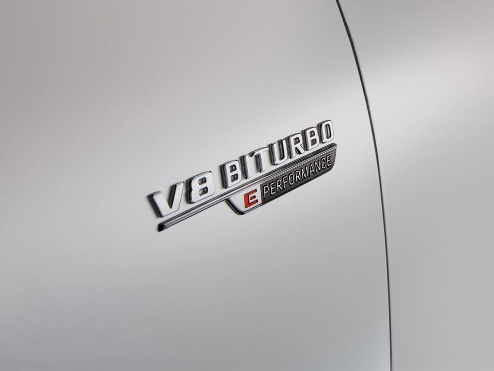Der V8 Biturbo Badge am Mercedes-AMG S 63 E PERFORMANCE