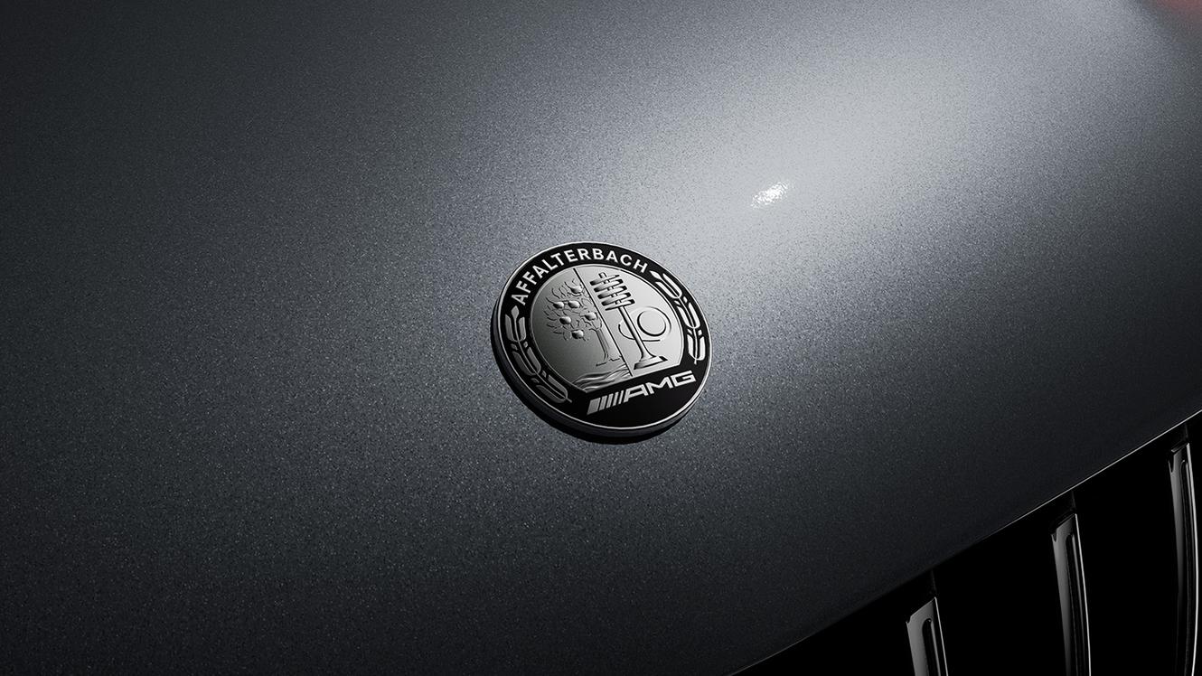 Emblem auf der Motorhaube des neuen Mercedes-AMG GLE 63 SUV.