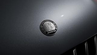 Emblem auf der Motorhaube des neuen Mercedes-AMG GLE 63 SUV.