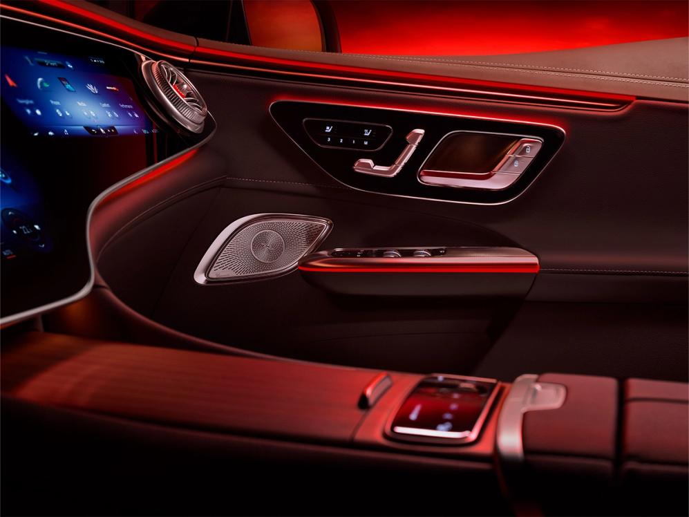 Innenseite der Tür des Mercedes-AMG EQE 53 4MATIC SUV's.