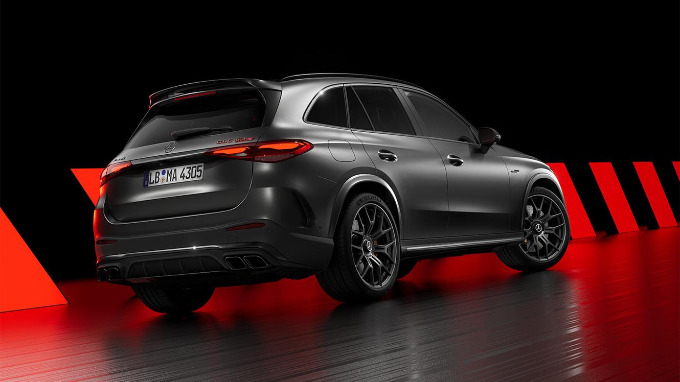 Seitliche Hinteranischt des neuen Mercedes-AMG GLC 63 S E PERFORMANCE.