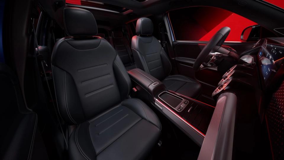 Interieur der Fahrer- und Beifahrerseite des Mercedes AMG GLB 35 SUV.