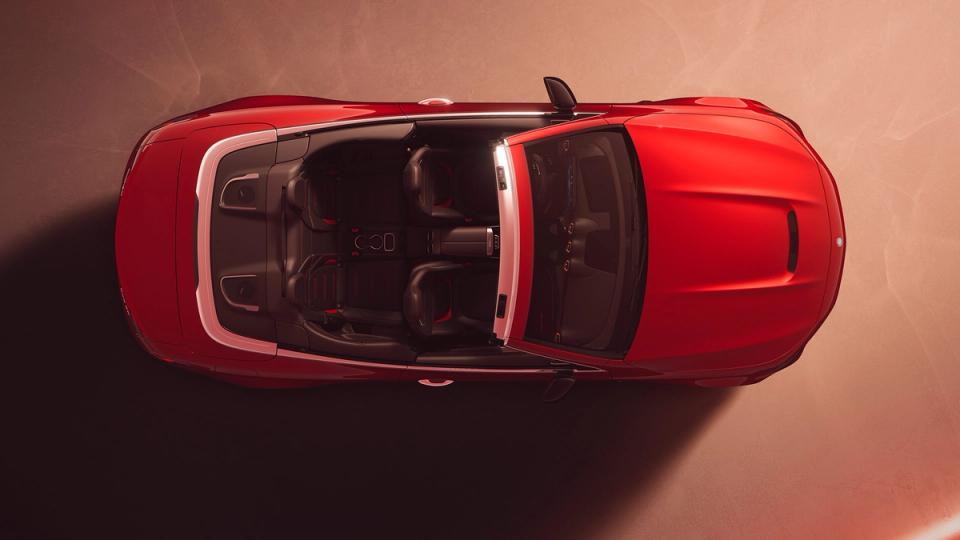 Draufsicht auf das Mercedes-AMG CLE 53 Cabriolet mit offenem Verdeck.