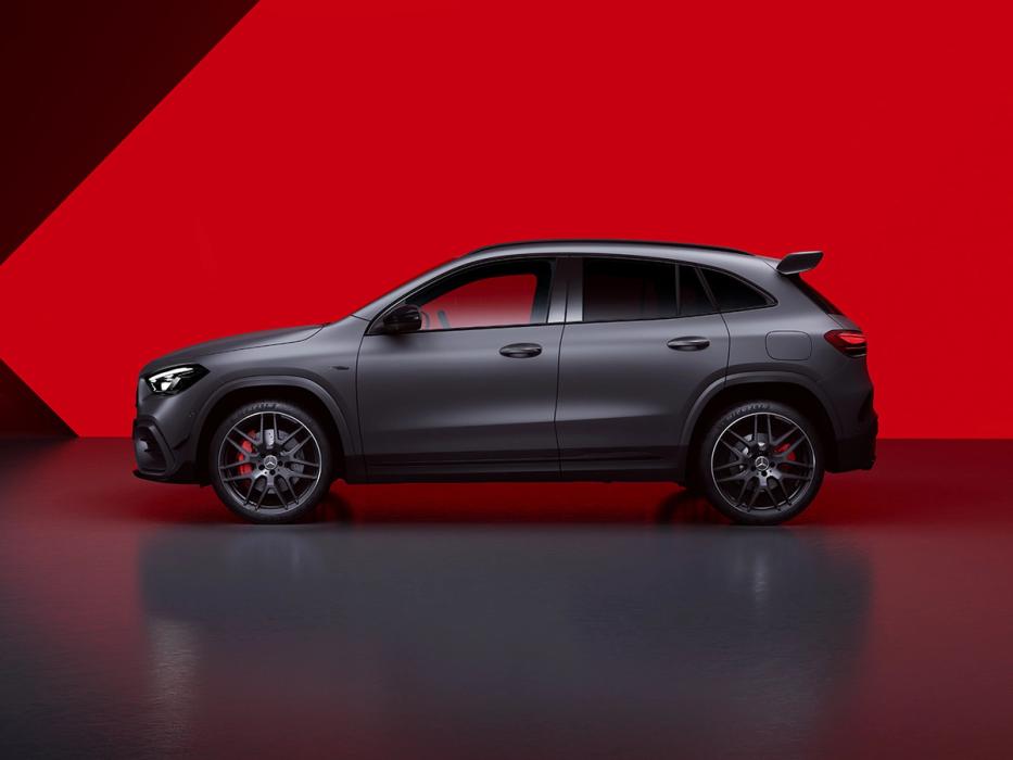 Seitliche Ansicht des neuen Mercedes-AMG GLA 35 4MATIC+.