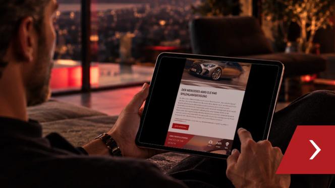 Ein Tablet dass den AMG PL Newsletter zeigt