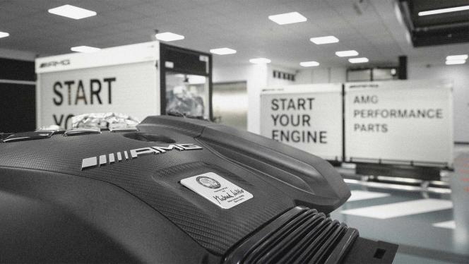 Eine schwarz-weiß Fotografie eines AMG Motors