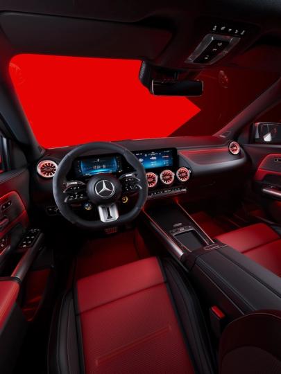 Innenraum und Cockpit des neuen Mercedes-AMG GLA 45 S 4MATIC+.