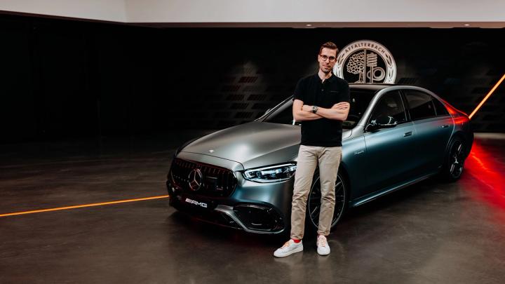Der Produktmanager Arne Lang mit dem Mercedes-AMG S 63 E PERFORMANCE
