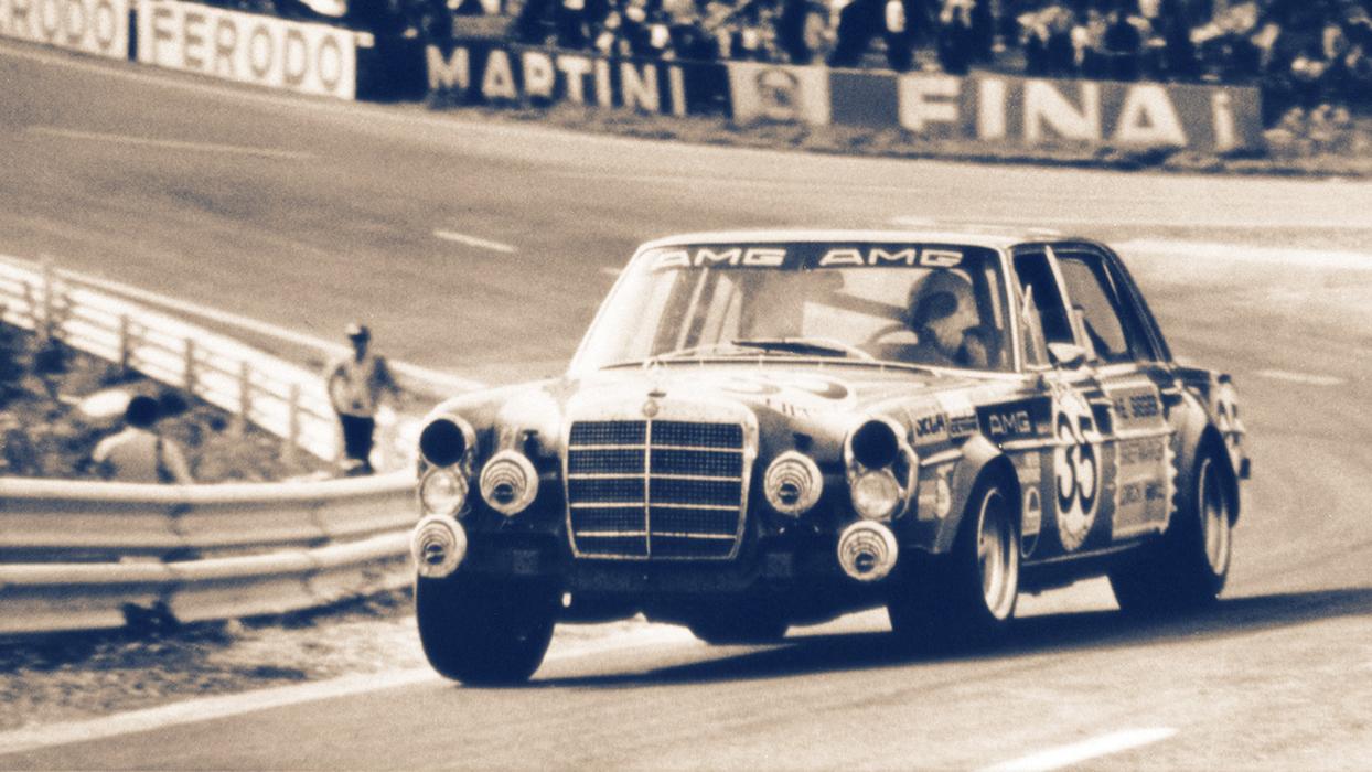 Der Mercedes-Benz "Rote Sau" auf der Rennstrecke