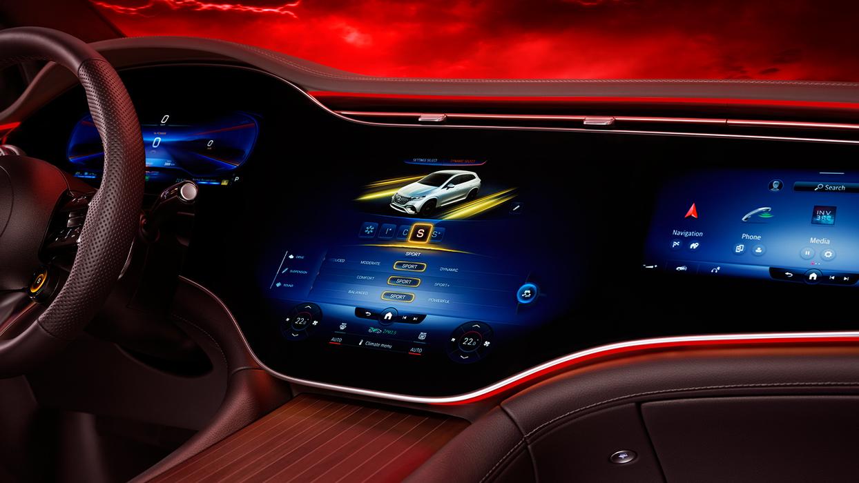 MBUX Hyperscreen des Mercedes-AMG EQE 53 4MATIC SUV's.