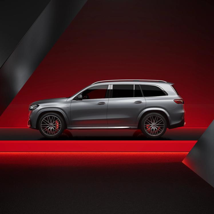 Seitliche Ansicht des neuen Mercedes-AMG GLE 63 SUV in silberfarben.