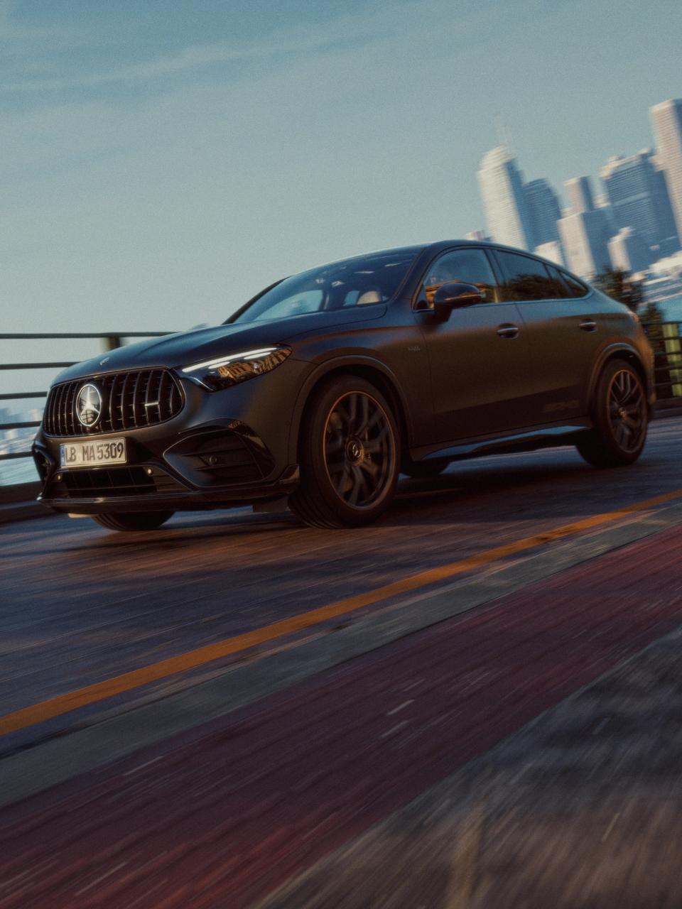 Mercedes-AMG GLC 53 4MATIC+ Coupé im urbanen setting auf einer Brücke