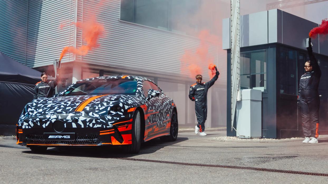 Der Concept AMG GT XX als Erlkönig mit viel Rauch