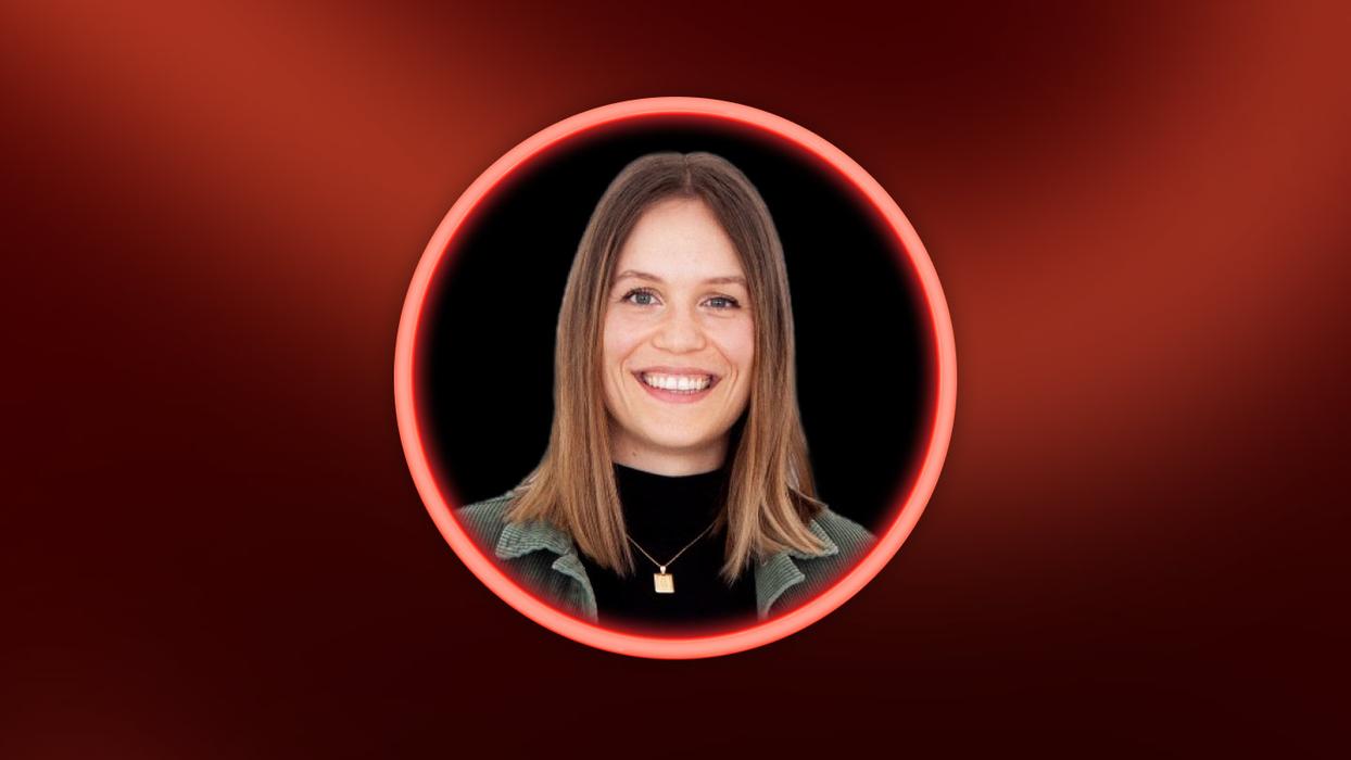 Portrait picture of AMG Private Lounge Community Manager Elisa.