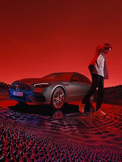 George Rusel neben einem Mercedes-AMG C 63 S E PERFORMANCE T-Modell