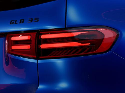 Nahaufnahme des Rücklichtes des Mercedes AMG GLB 35 SUV.