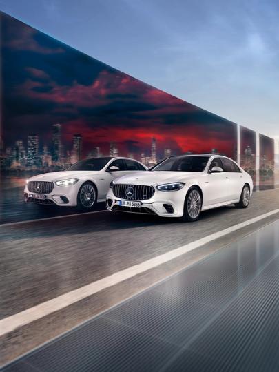 Zwei Mercedes-AMG S 63 E PERFORMANCE Limousinen fahren nebeneinander her..