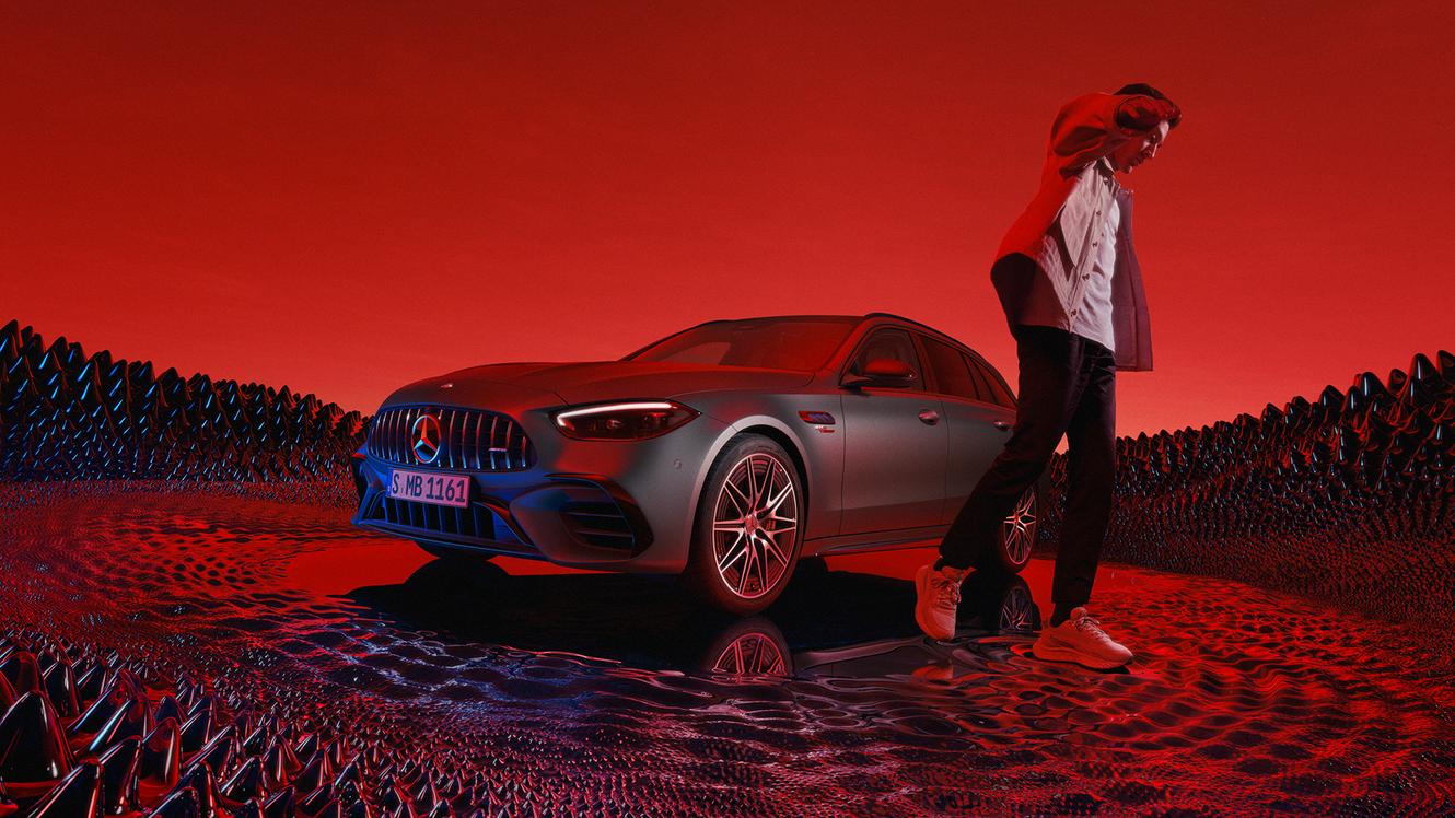 George Rusel neben einem Mercedes-AMG C 63 S E PERFORMANCE T-Modell