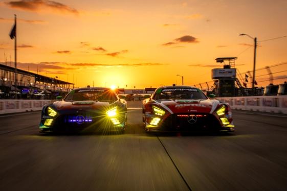 3 Mercedes-AMG GT in Kurvenfahrt auf der Rennstrecke