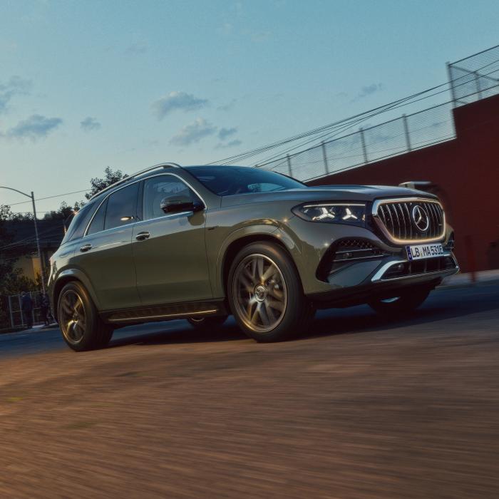 The Mercedes-AMG 53 HYBRID 4MATIC+ viewed from the side