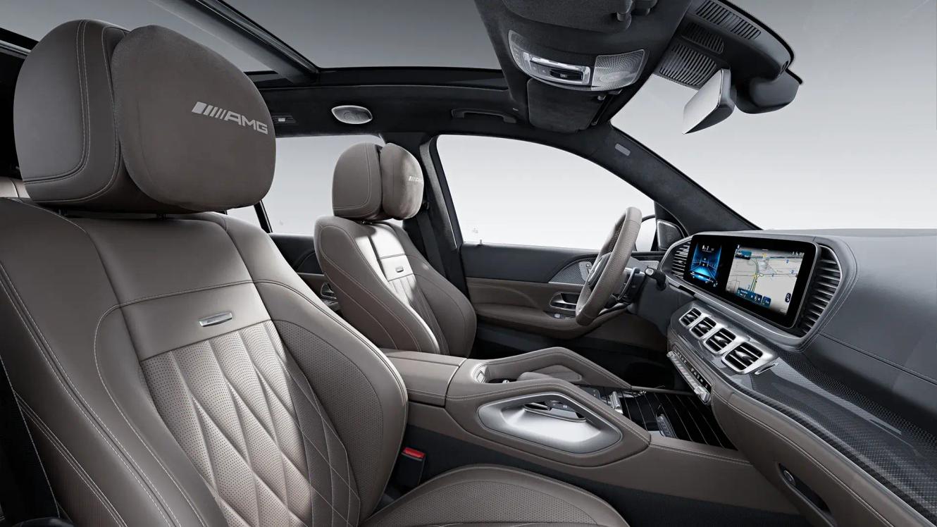 Nahaufnahme der Kopfstütze in MANUFAKTUR tartufobraun.