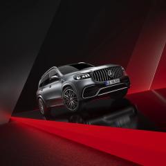 Seitliche Frontansicht des Mercedes-AMG GLE 63 SUV in silberfarben