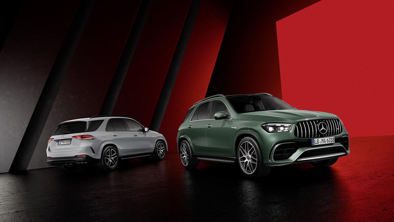 Ein Mercedes-AMG GLE 63 S SUV und ein Mercedes-AMG GLE 53 SUV stehen nebeneinander.