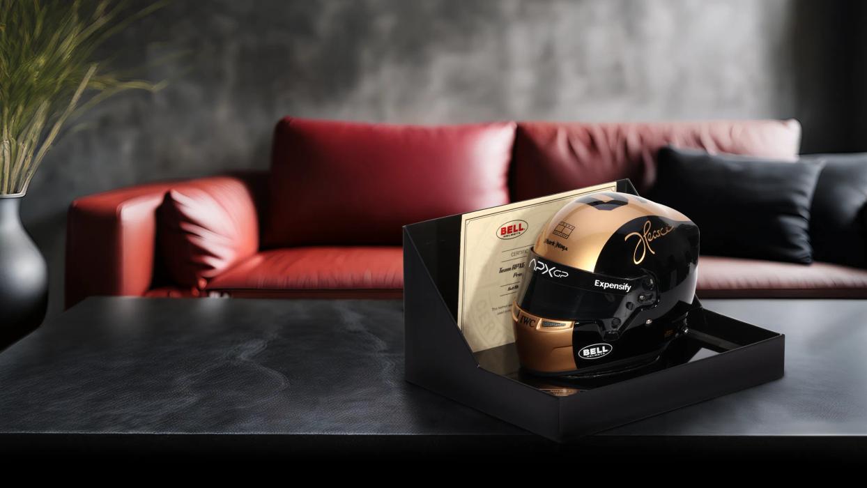 Ein Bell Mini Helm auf einem Couchtisch vor einem roten Ledersofa