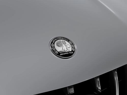 Das AMG Badge auf der Motorhaube des Mercedes-AMG GLE 53 SUV.