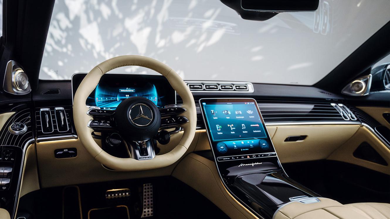 Der Innenraum einer Mercedes-AMG S-Klasse aus der Fahrerperspektive.