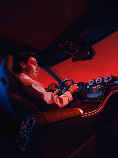 George Russel in einem Mercedes-AMG C 63 S E PERFORMANCE T-Modell