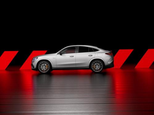 Mercedes-AMG GLC Coupe 43 von der Seite im Showroom.