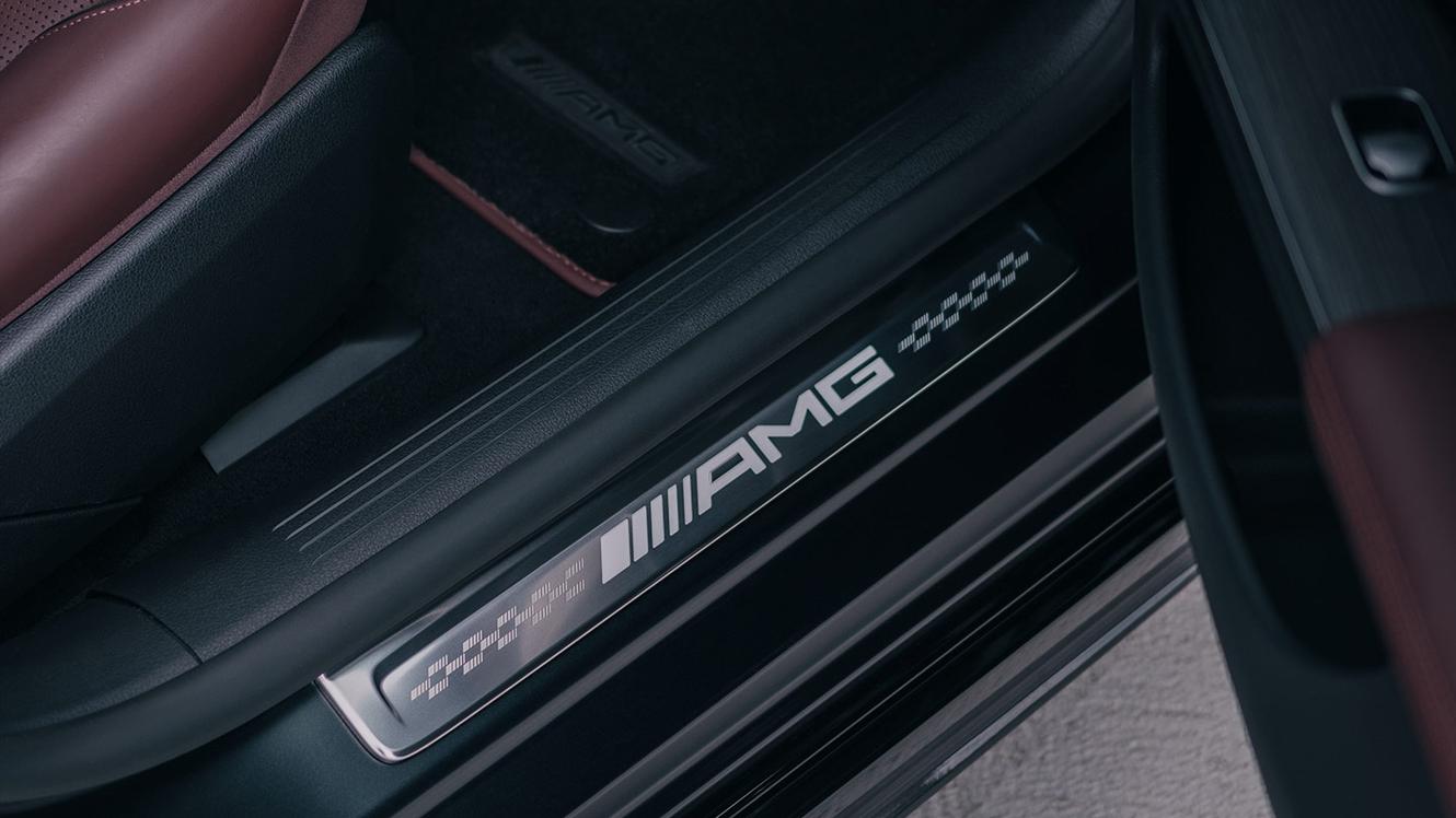 Der Mercedes-AMG Schriftzug einer Einstiegsleiste.