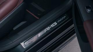 Der Mercedes-AMG Schriftzug einer Einstiegsleiste.