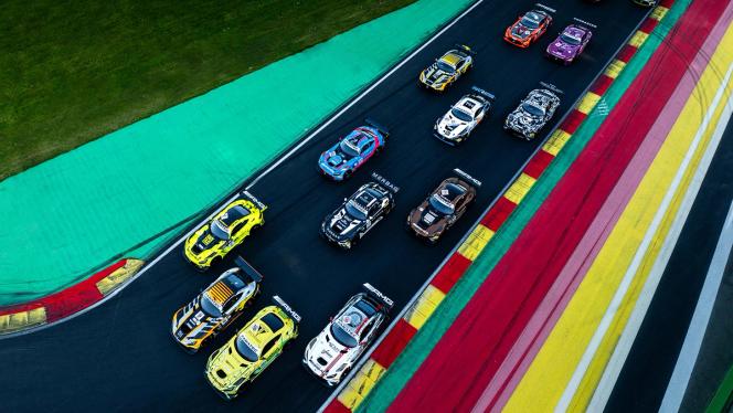 Mehrere GT Rennfahrzeuge aus der Vogelperspektive beim CrowdStrike 24 Hours of Spa