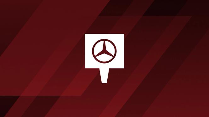 Symbolisches weißes Schild mit Mercedes-Symbol vor rotgestreiftem Hintergrund.