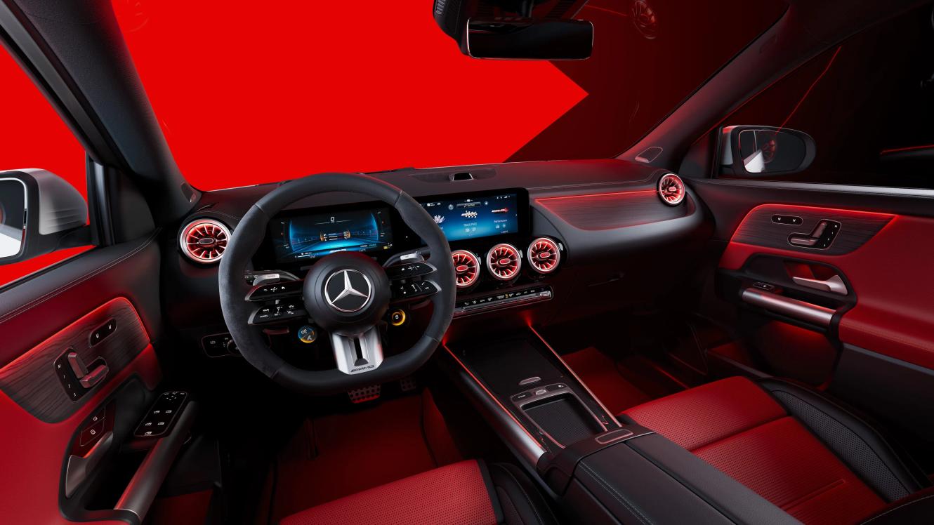 Innenraum und Cockpit des neuen Mercedes-AMG GLA 45 S 4MATIC+.
