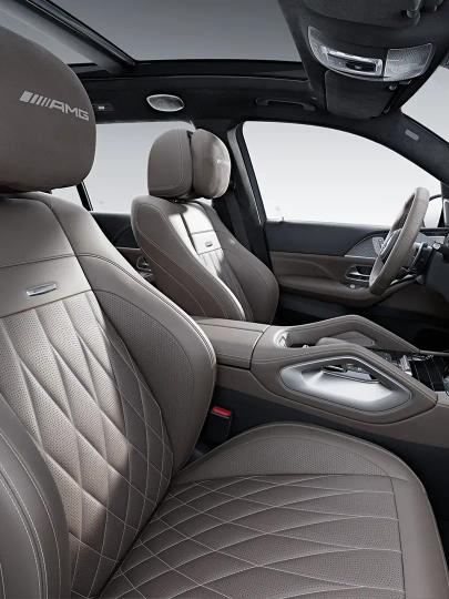 Nahaufnahme der Kopfstütze in MANUFAKTUR tartufobraun.