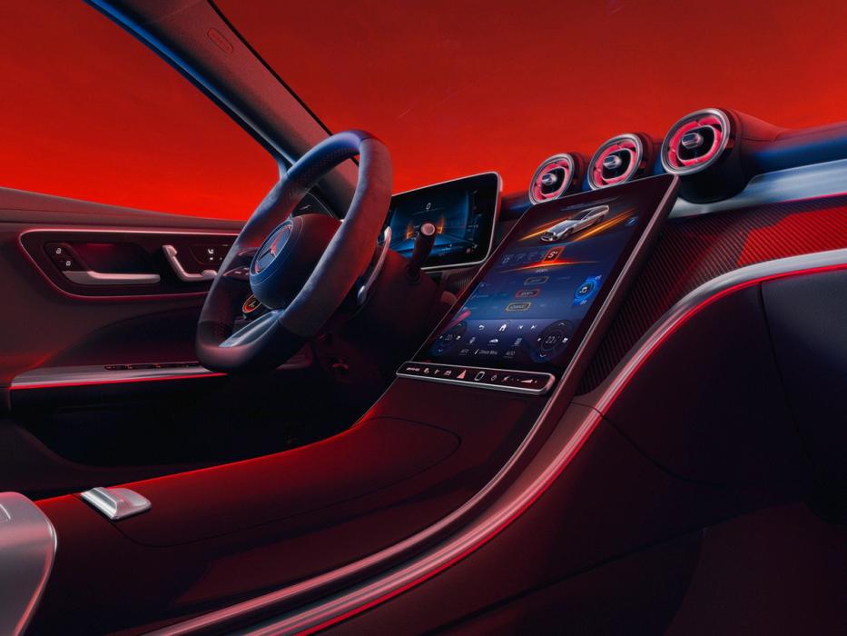 Mittelkonsole und Performance Lenkrad des Mercedes-AMG C 63 S E PERFORMANCE T-Modells