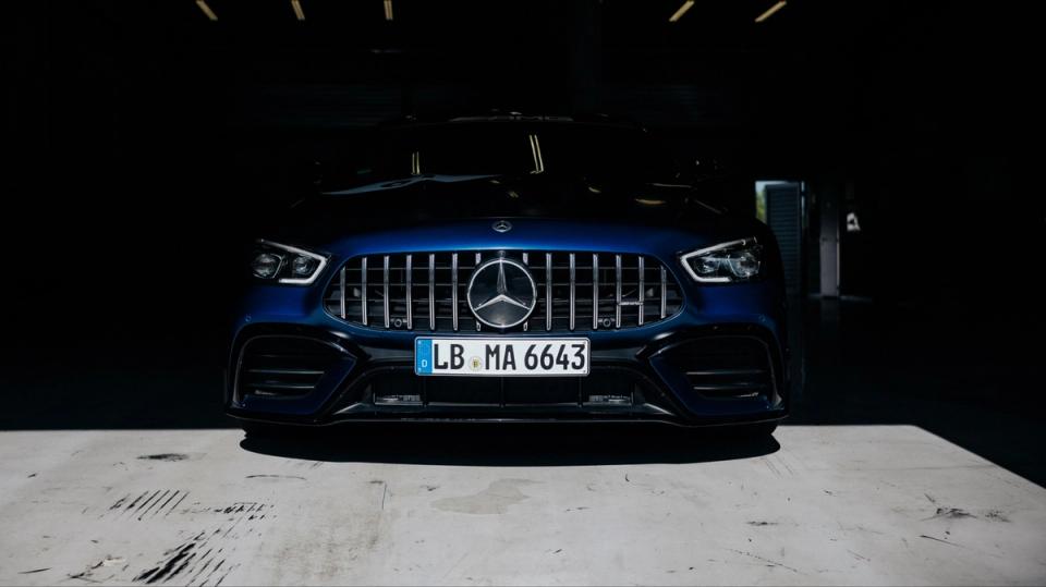 Die Front eines Mercedes-AMG GT Coupé, das in einer Garage parkt.