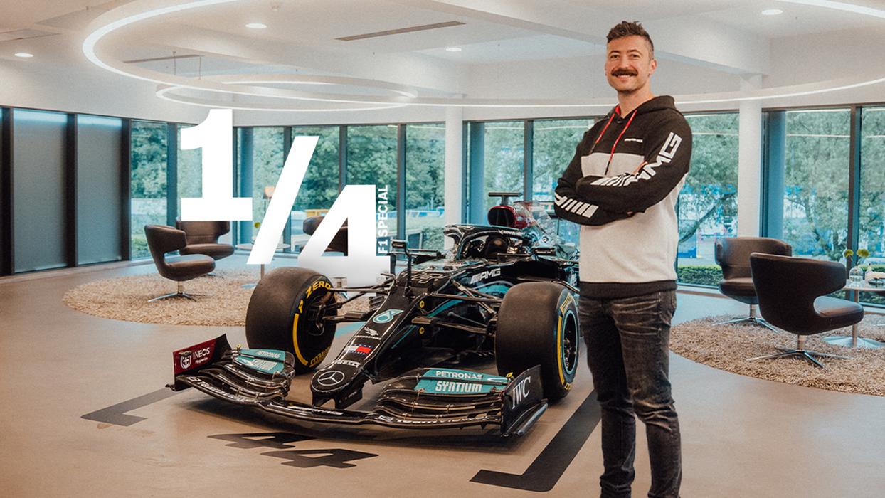 Felix vor einem Rennfahrzeug des Mercedes AMG Petronas F1 Teams