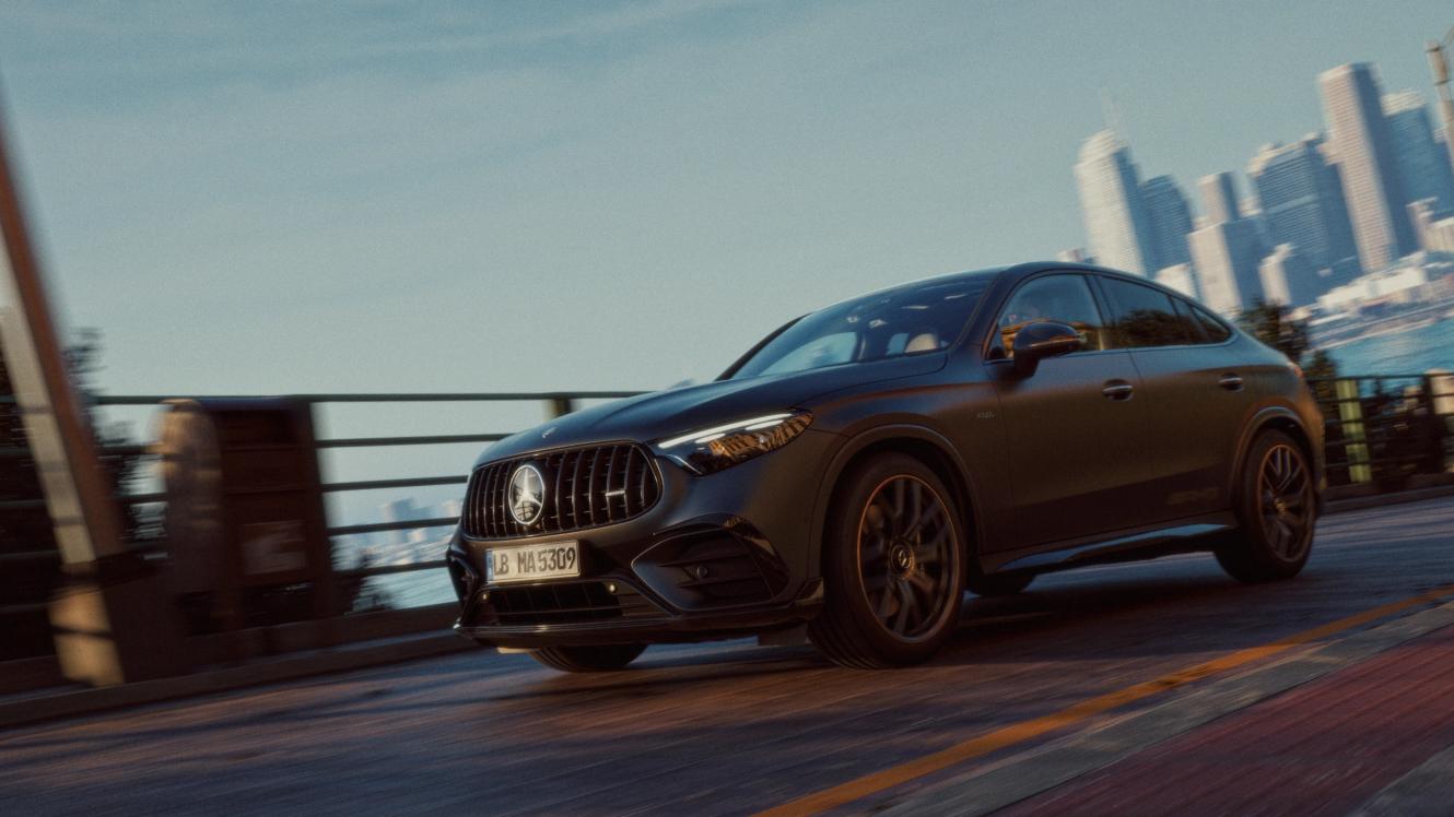Mercedes-AMG GLC 53 4MATIC+ Coupé im urbanen setting auf einer Brücke