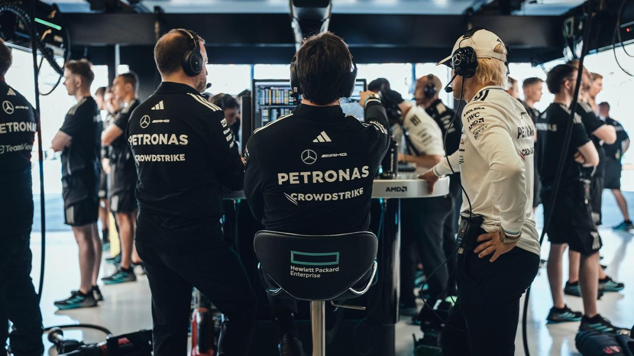 Einblick in die Mercedes-AMG Petronas Teamzentrale.