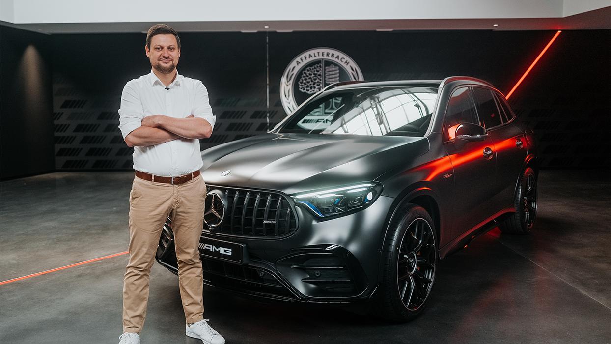 Der Produktmanager steht vor dem neuen Mercedes-AMG GLC 63 S E PERFORMANCE.