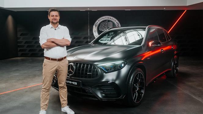Produktmanager vor dem Mercedes-AMG  GLC 63 S E PERFORMANCE SUV