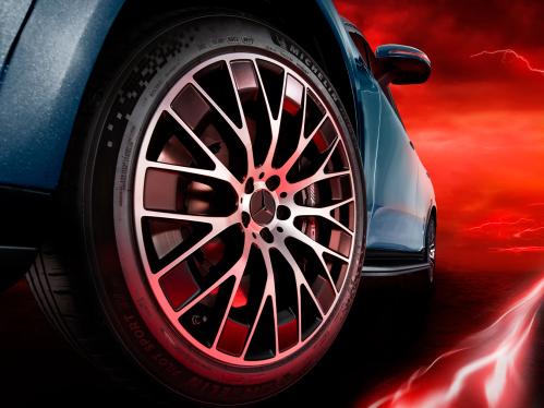 Nahaufnahme der Reifen des Mercedes-AMG EQE 53 4MATIC+ SUV.