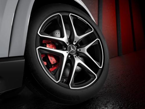 Das Leichtmetallrad des Mercedes-AMG GLE 53 SUVs.